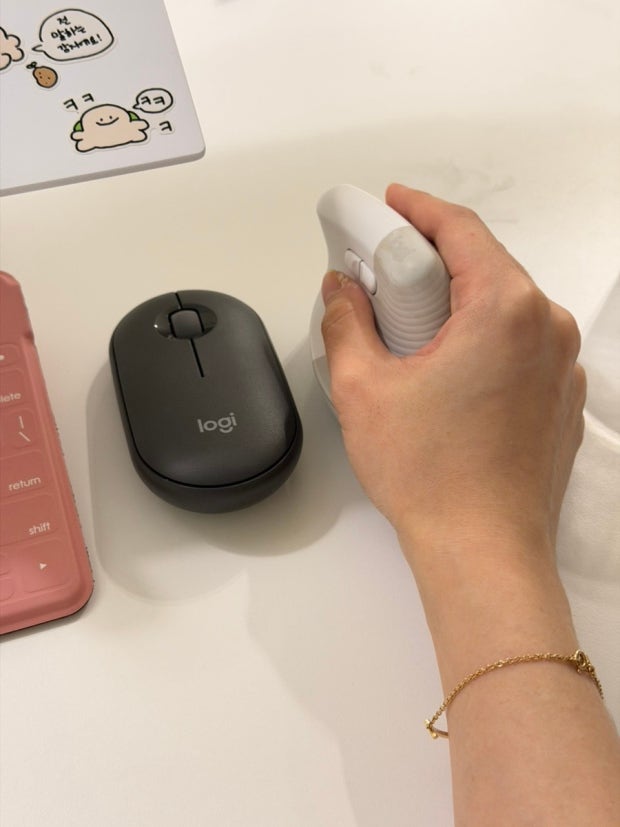 Ergonomic comfort with 'Logitech Lift Vertical Mouse'